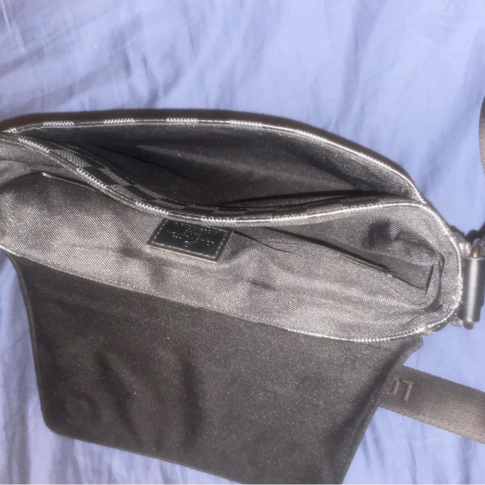 Selling a black and grey lOUIS VUITTON messenger bag - Picture 4 of 5